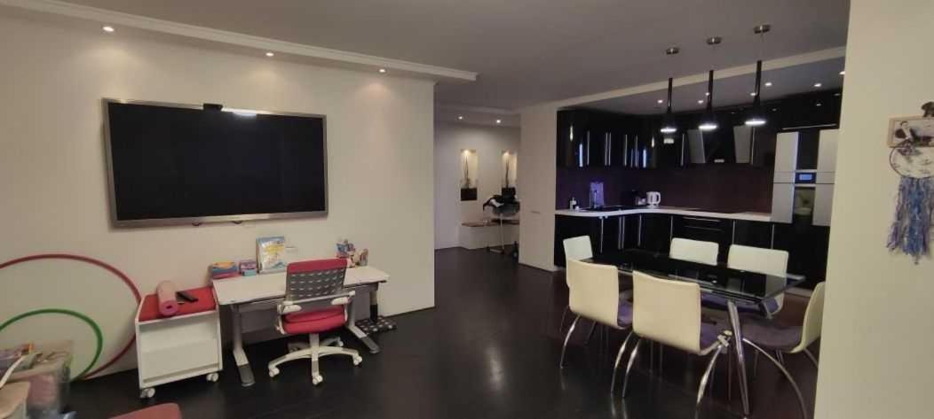 Apartment Couple's *