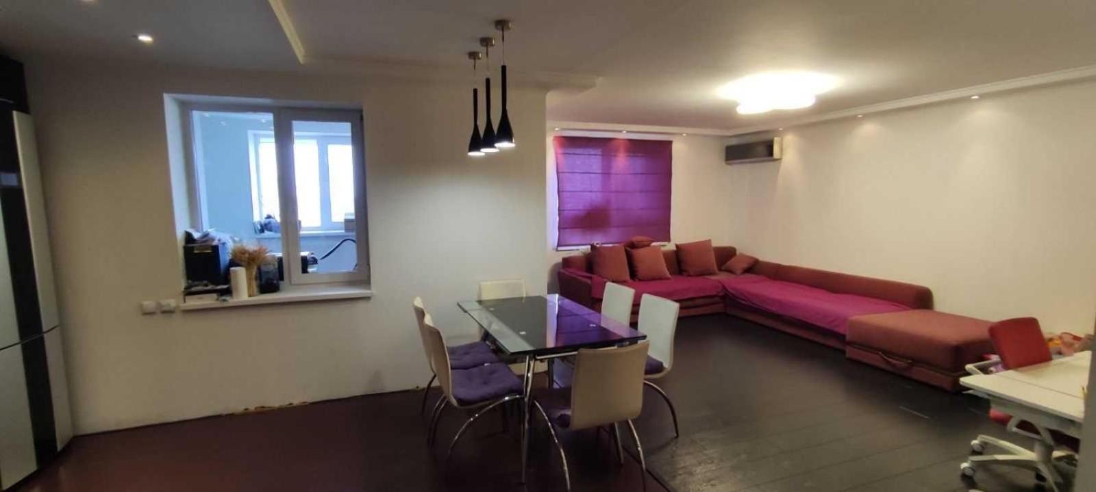 Apartment Couple's